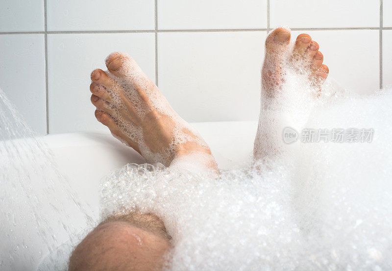 腿在浴缸浸泡泡沫- F??e Badewanne